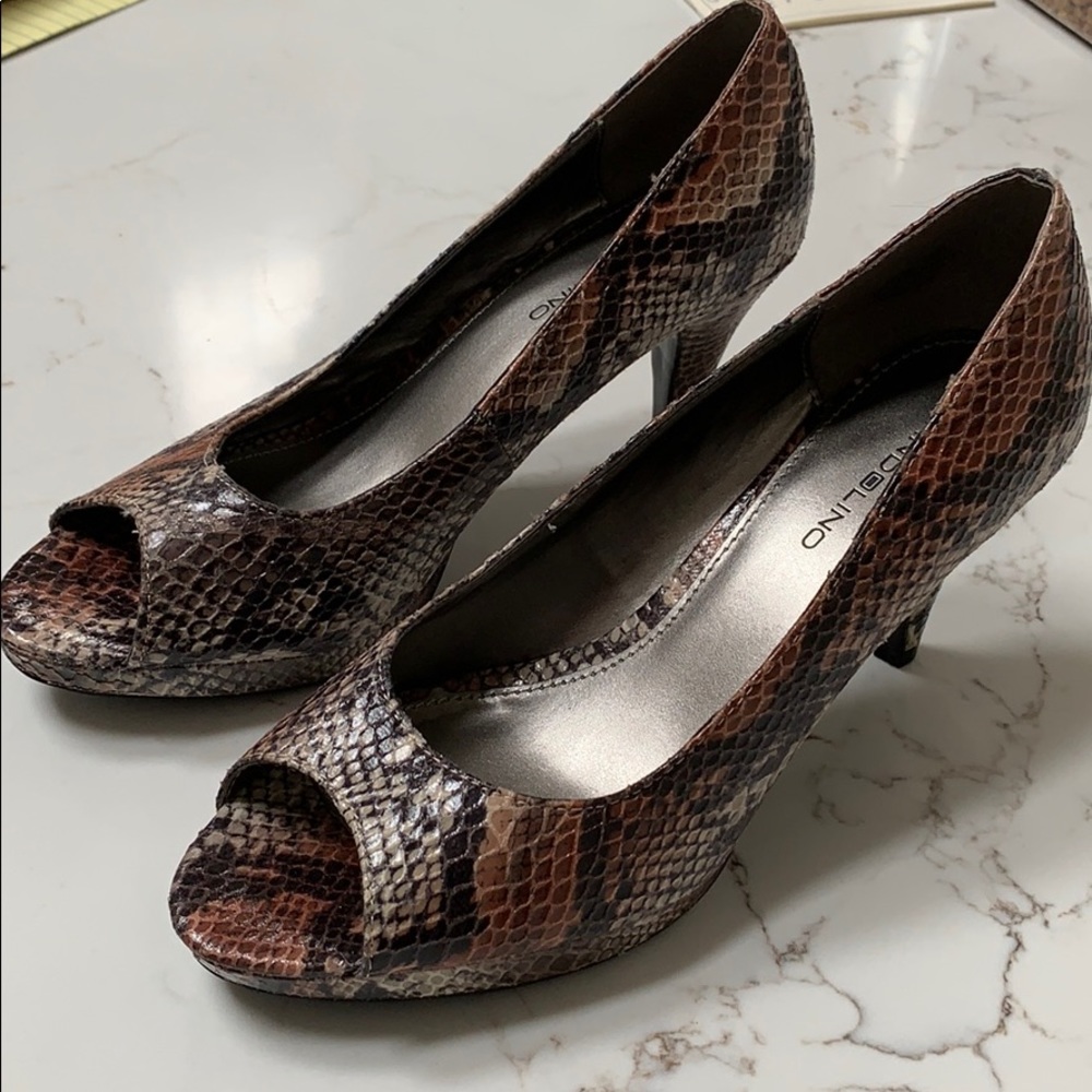 Multicolored snakeskin heels